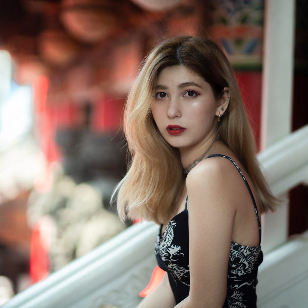 Грустный взгляд молодой стройной девушки