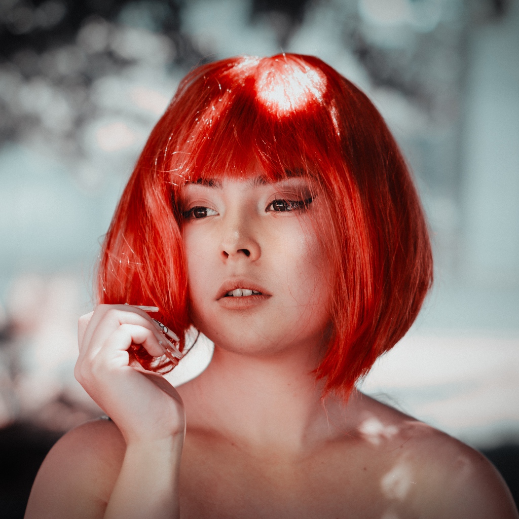 Грустная рыжеволосая девушка с карими глазами