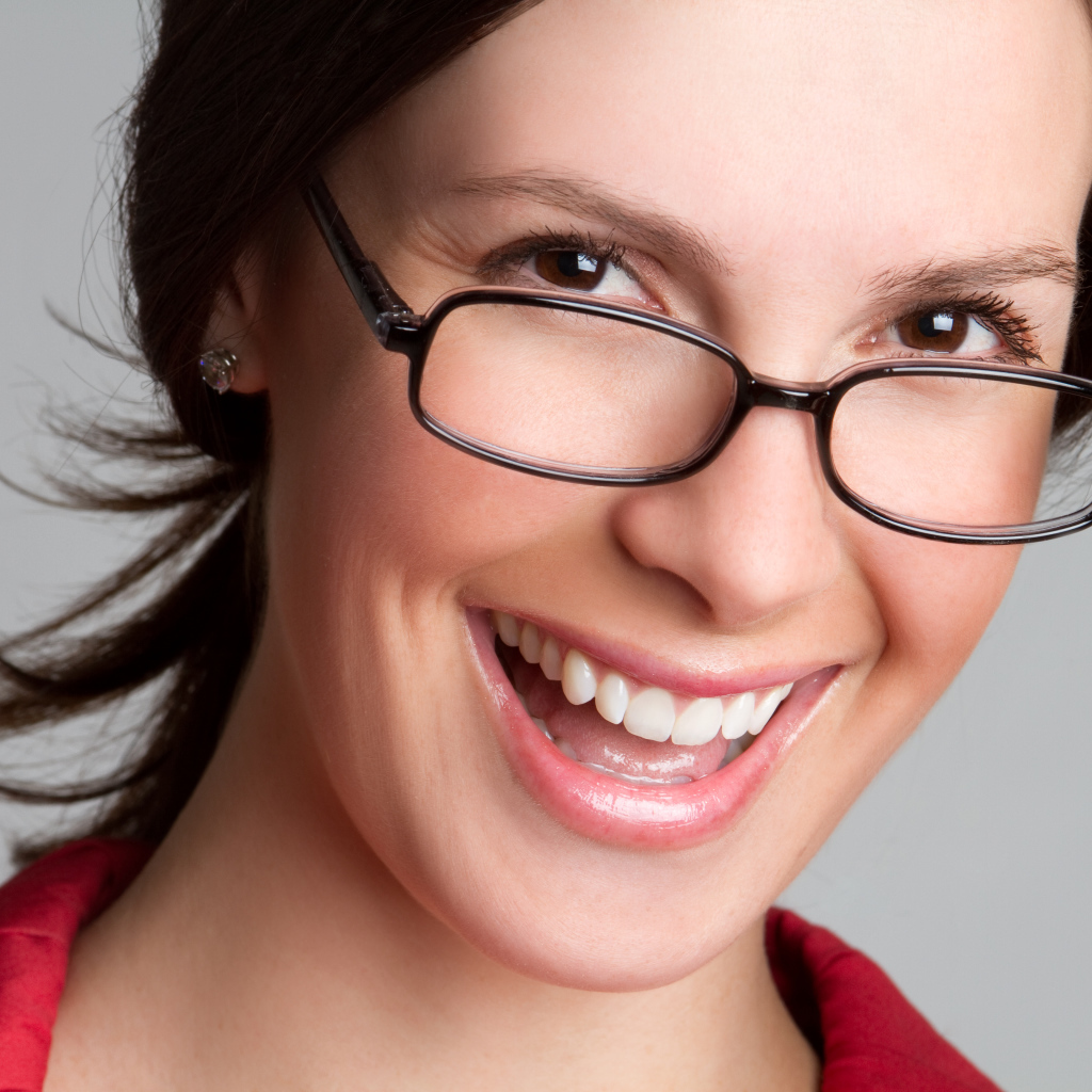 Улыбающаяся деловая женщина в очках