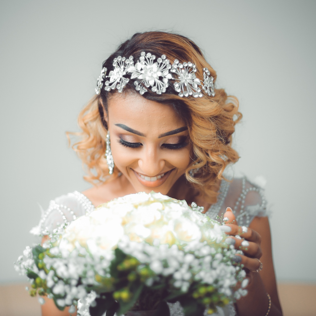 Улыбающаяся девушка невеста с букетом цветов 