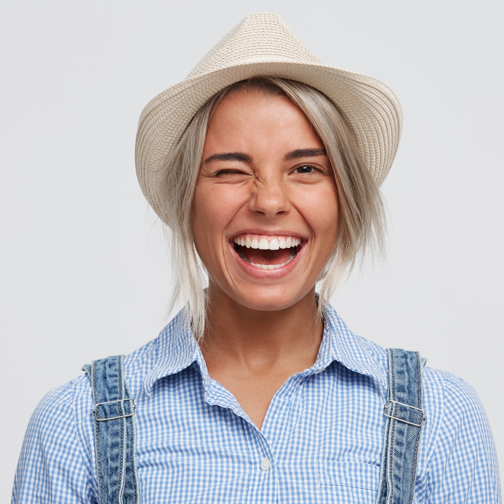 Улыбающаяся девушка фермер в шляпе 