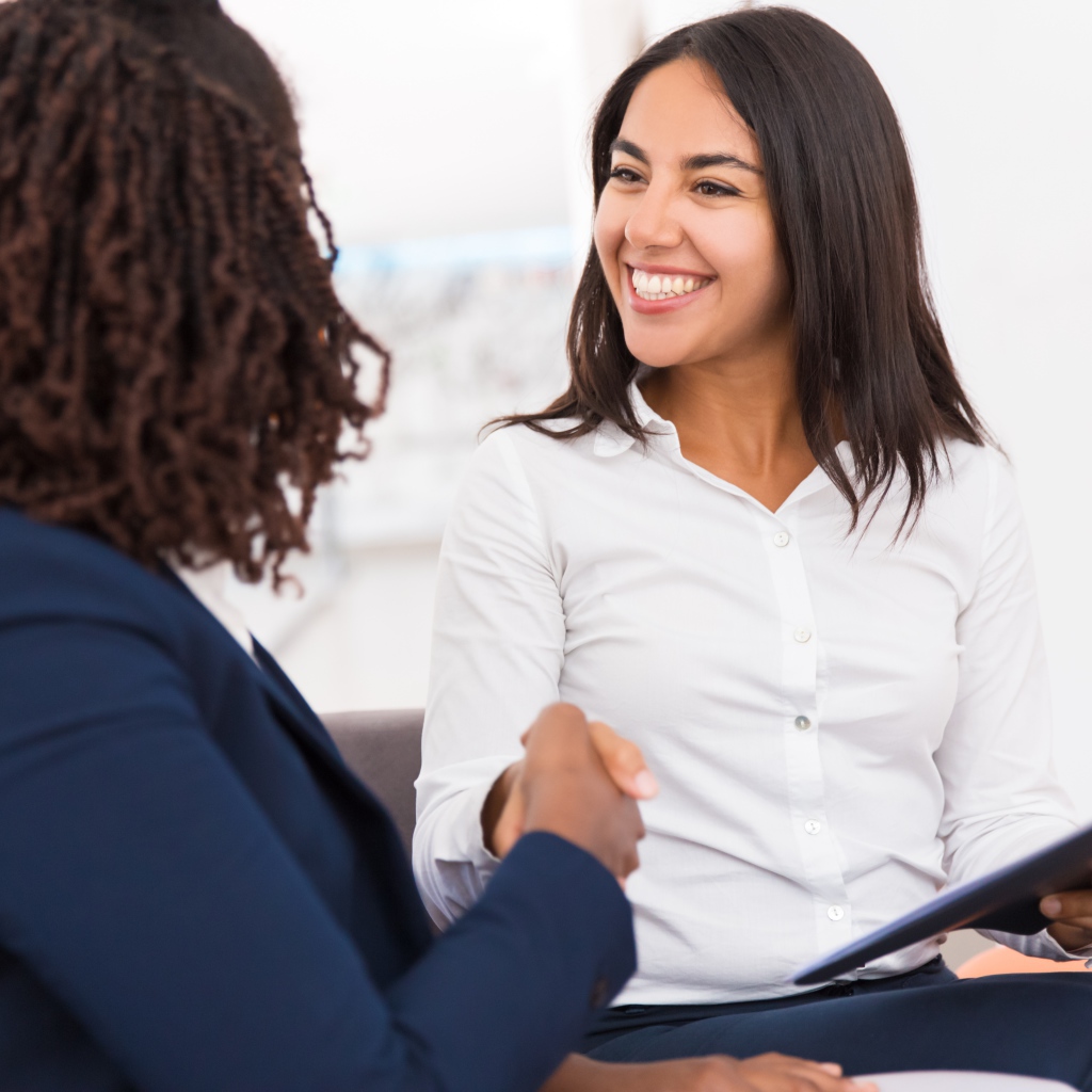 Улыбающаяся девушка заключила удачную сделку