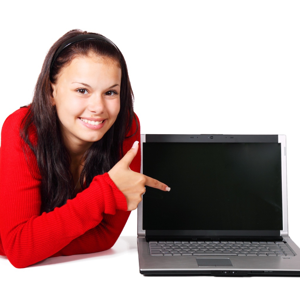 Улыбающаяся девушка с ноутбуком на белом фоне