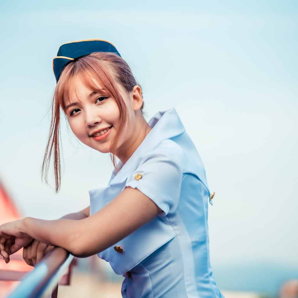 Девушка стюардесса в синей рубашке 