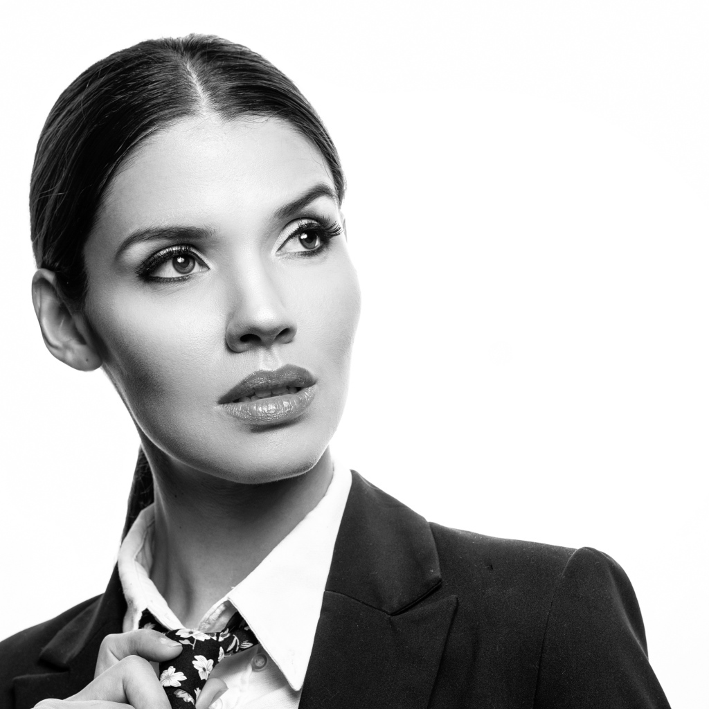 Стильная девушка в костюме на белом фоне