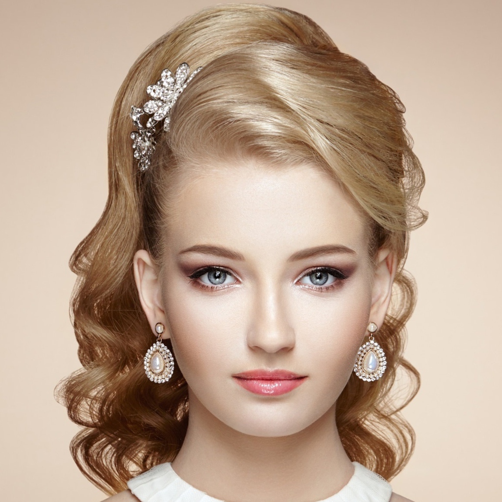 Нежная красивая светловолосая девушка с дорогими украшениями