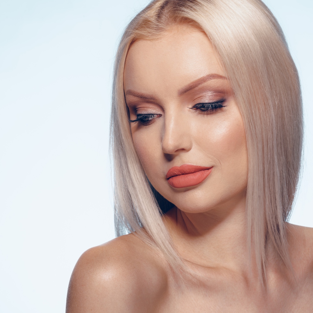 Нежная блондинка с красивым макияжем на лице