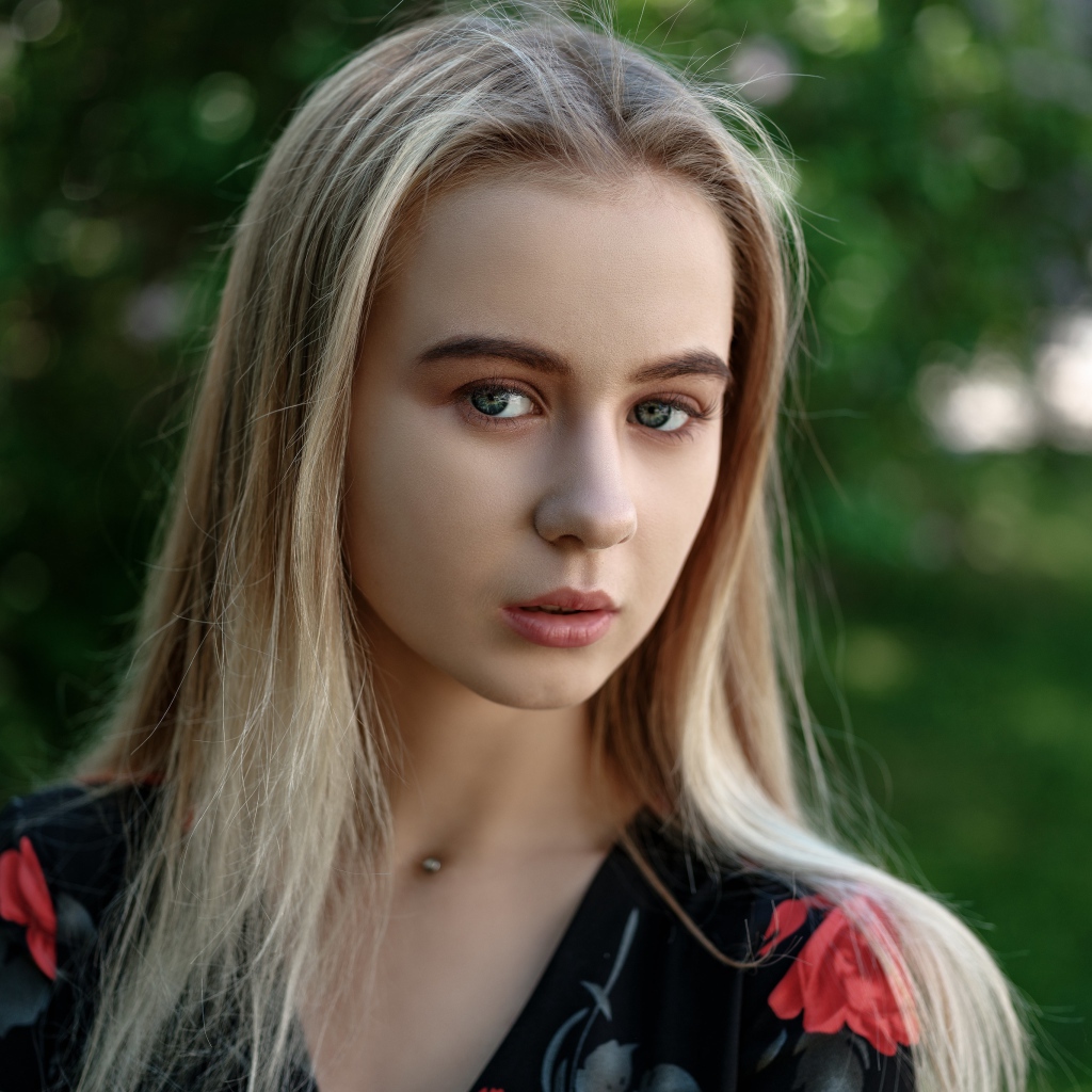 Нежная зеленоглазая блондинка в платье  