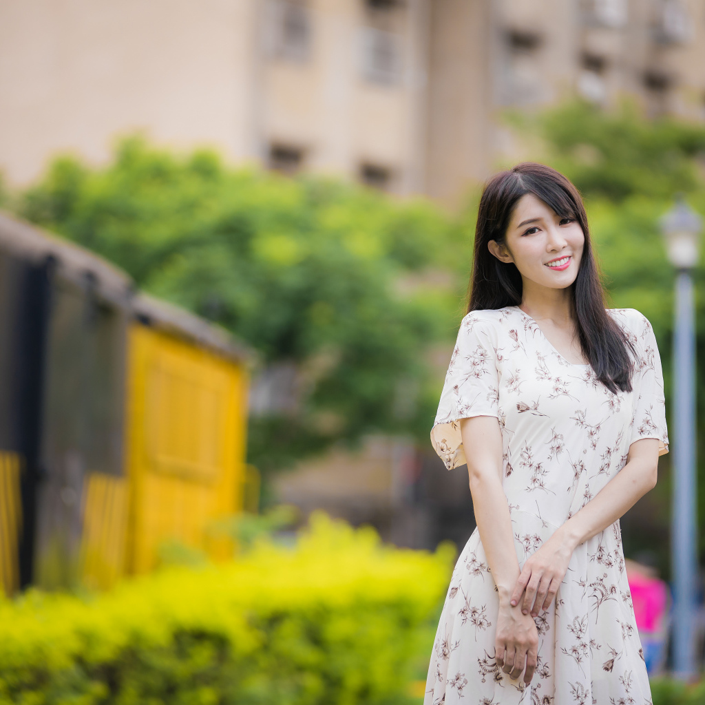 Нежная улыбающаяся азиатка в красивом платье 
