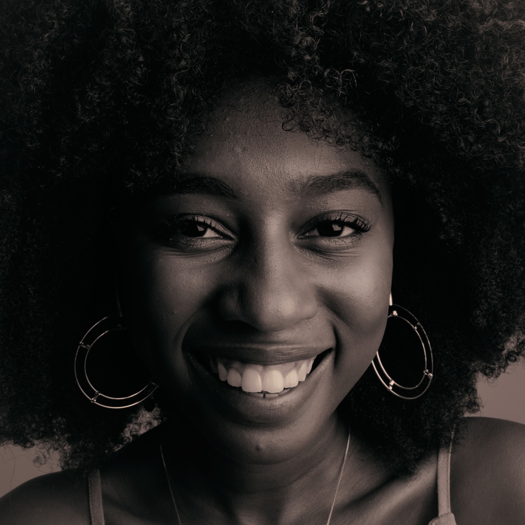 Лицо улыбающейся темнокожей девушки  