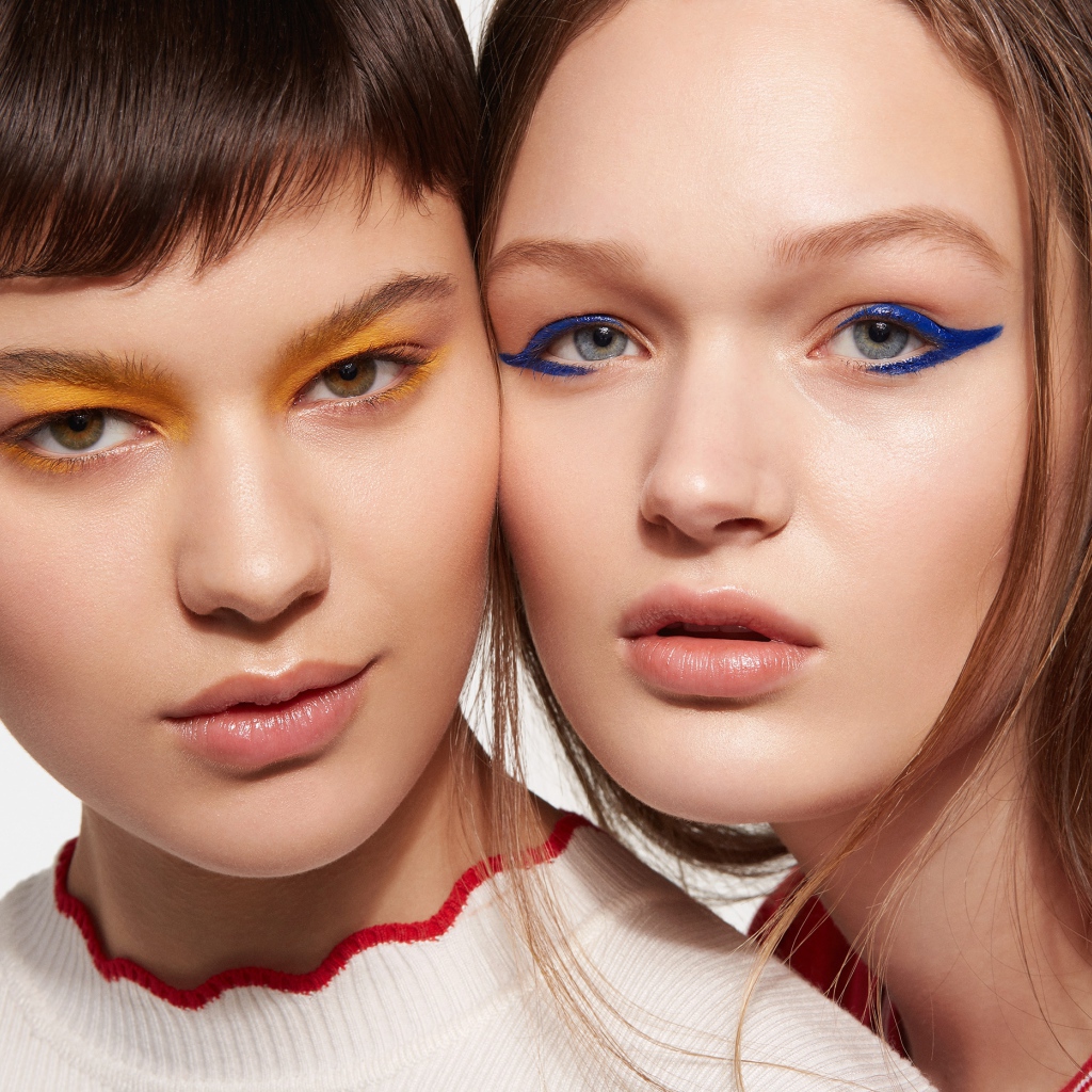 Две красивые девушки подруги с ярким макияжем