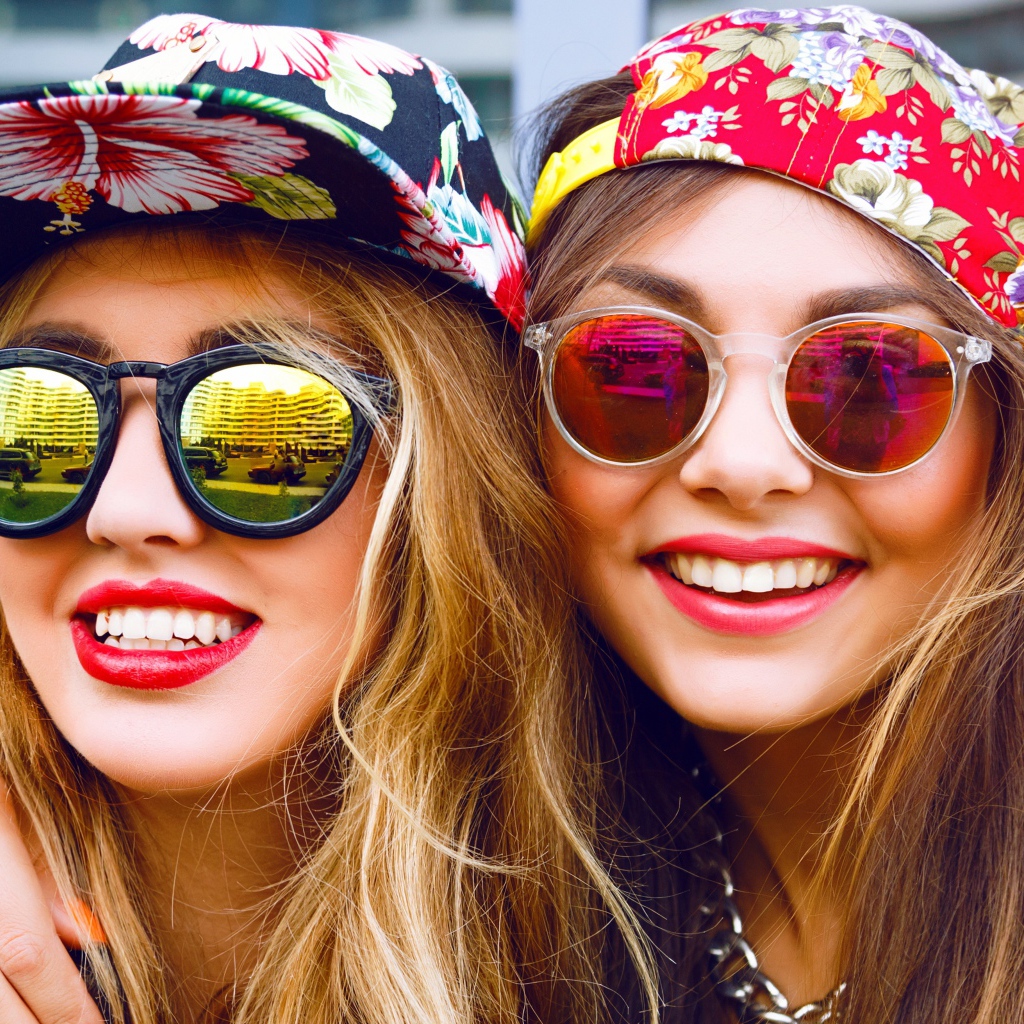 Две улыбающиеся девушки в солнечных лучах