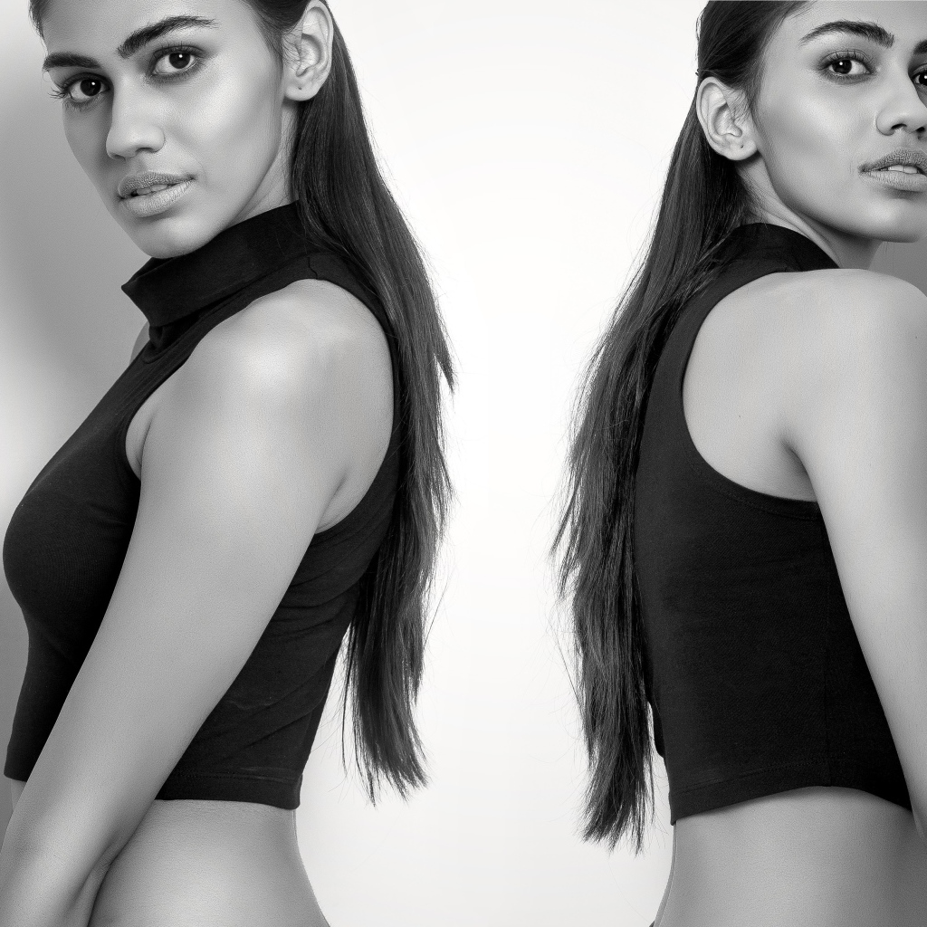 Две девушки сестры - близняшки черно -белое фото 