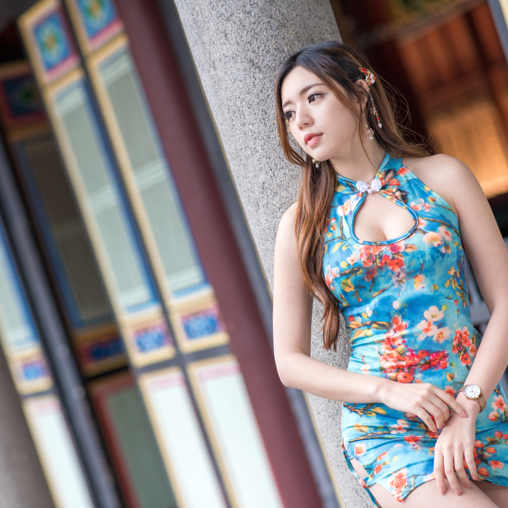 Молодая девушка азиатка в коротком платье 