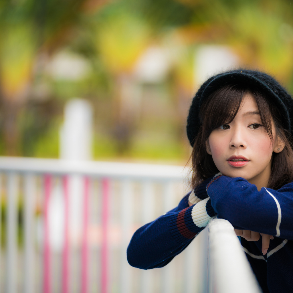 Молодая азиатка в черном берете в парке