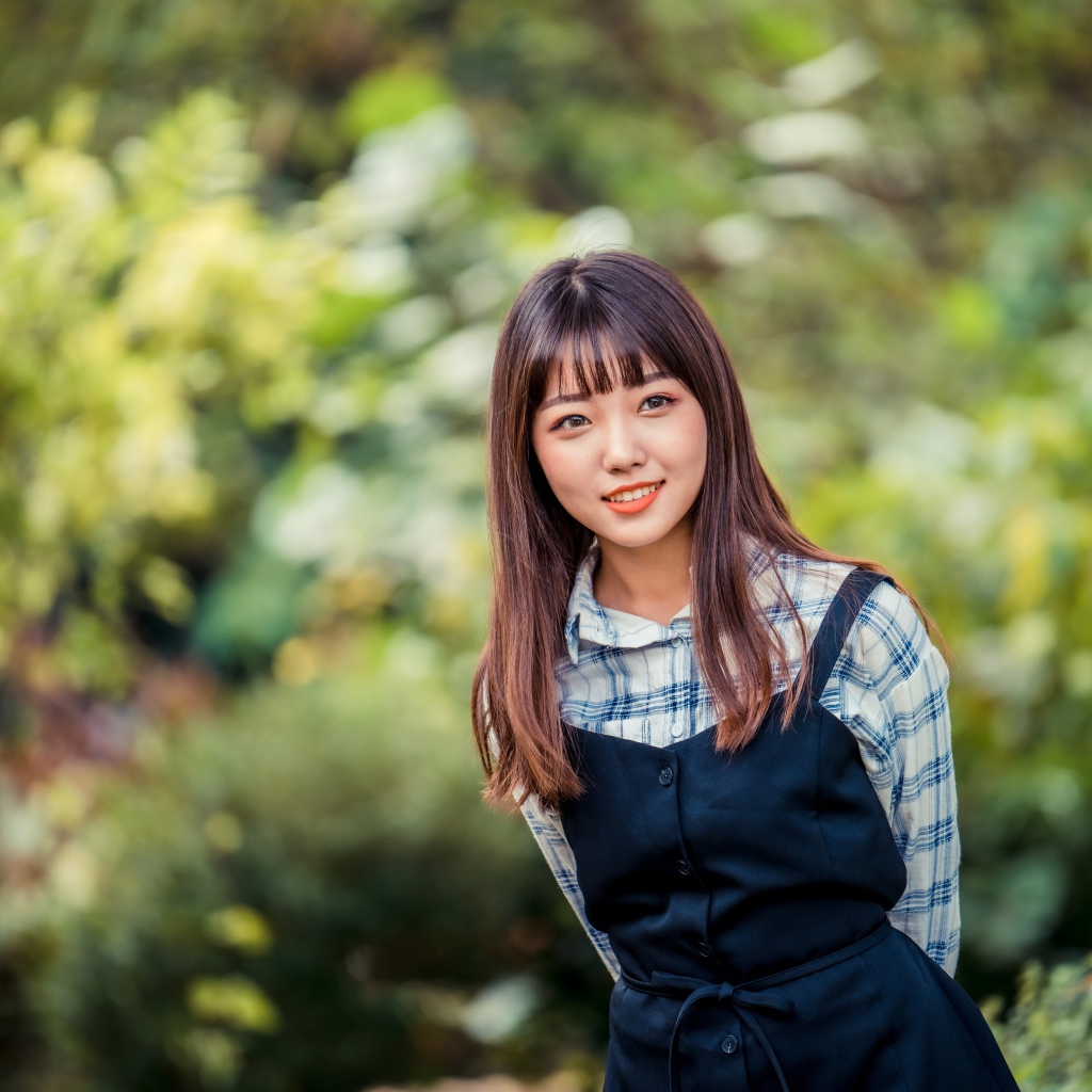 Молодая азиатка в рубашке и черном платье