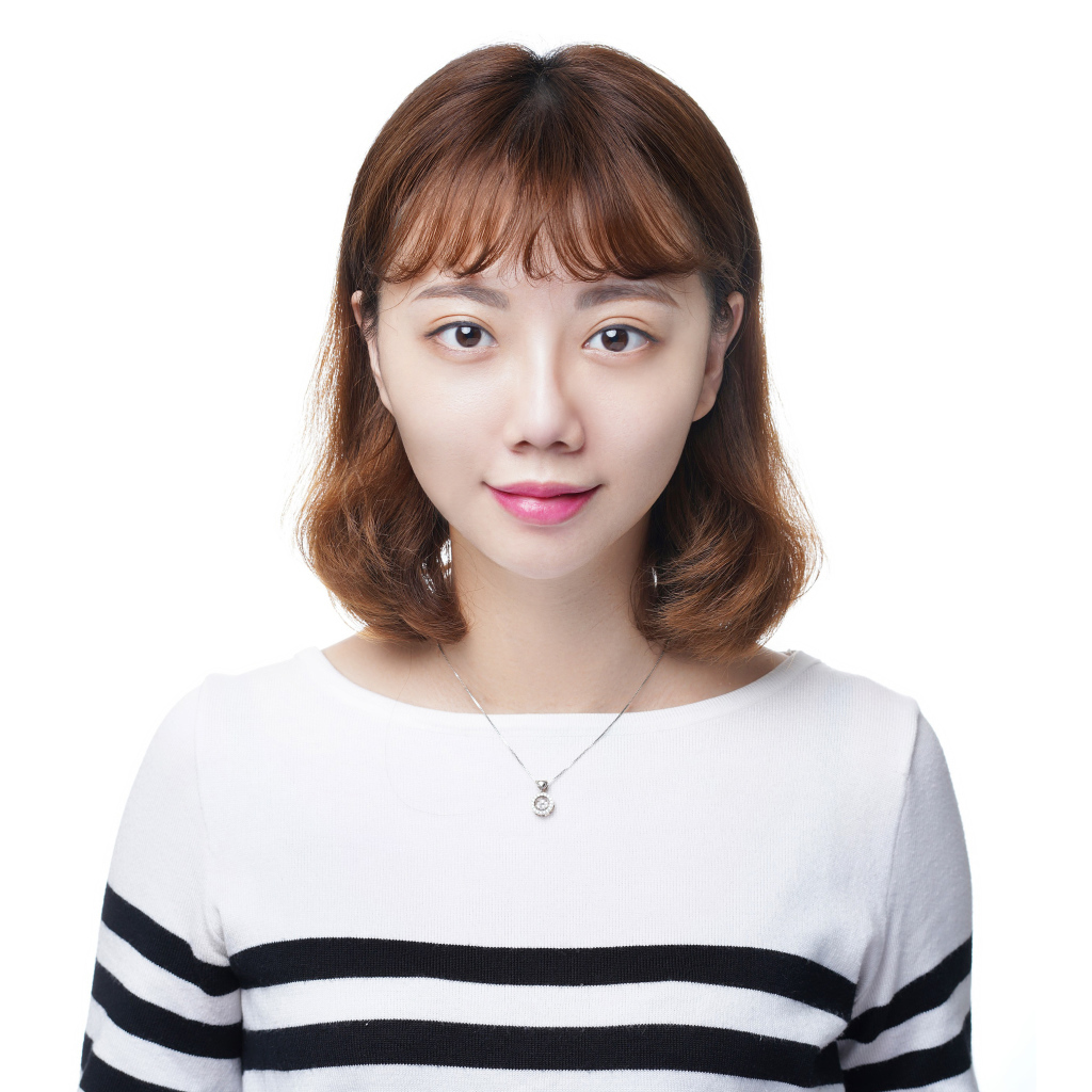 Молодая азиатка в свитере на белом фоне