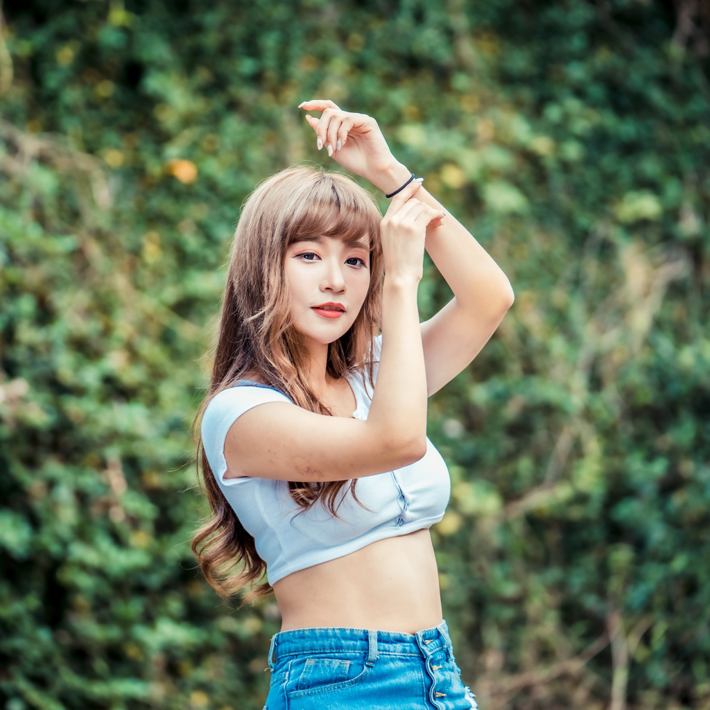 Молодая азиатка подняла руки вверх 