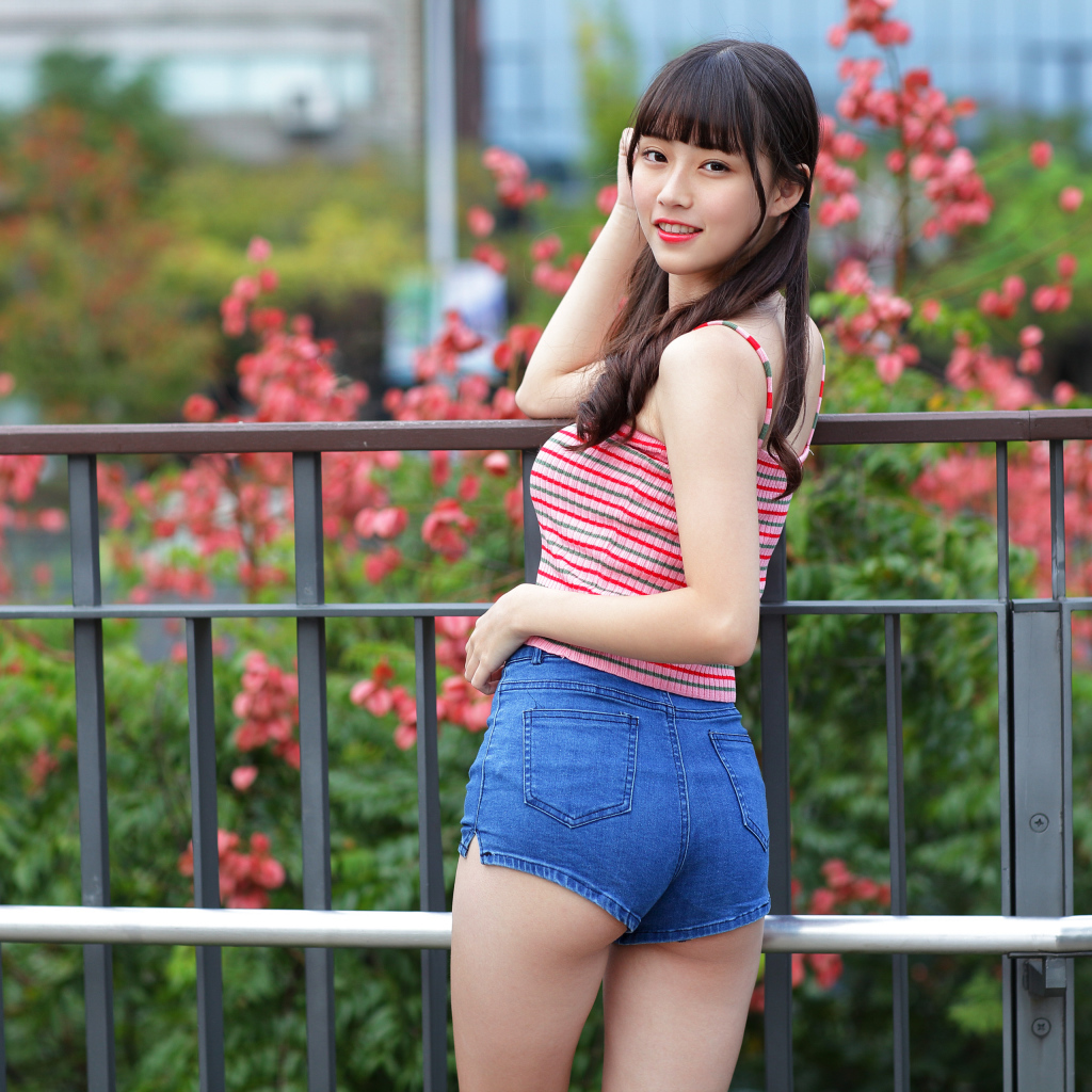 Молодая азиатка в коротких шортах 
