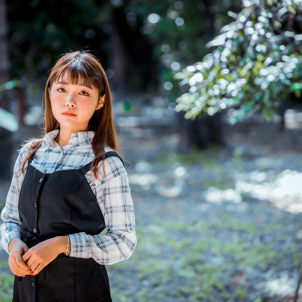 Молодая девушка в черном сарафане и рубашке 