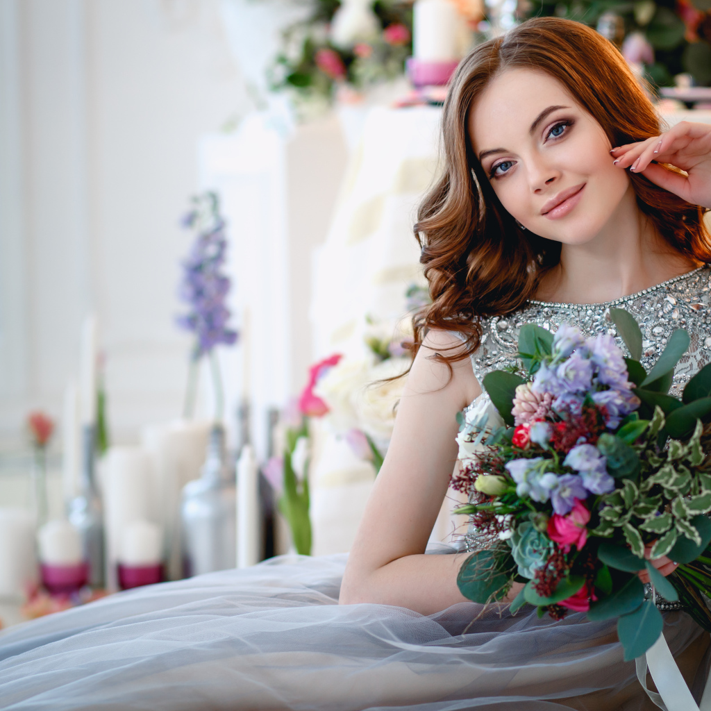 Молодая девушка с букетом цветов в красивом платье