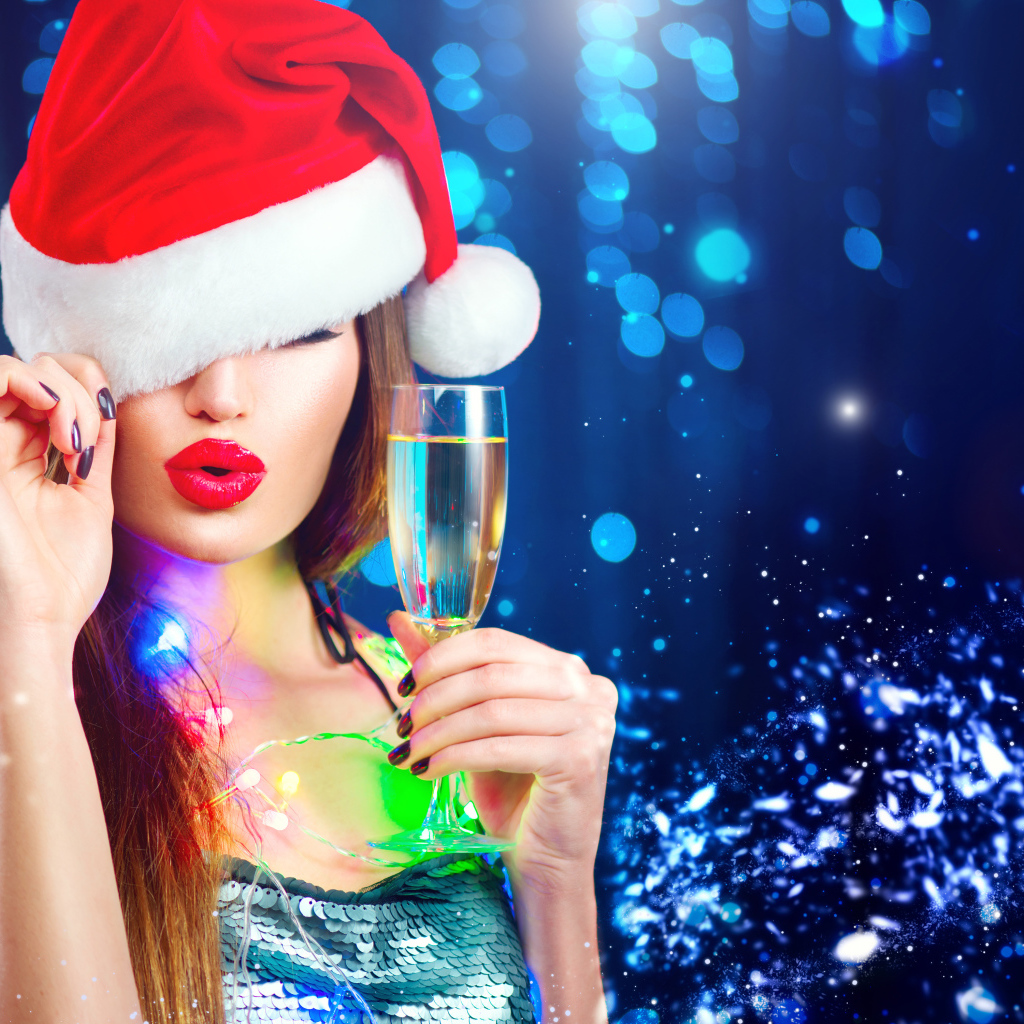 Яркая девушка Снегурочка с бокалом шампанского на новый год 