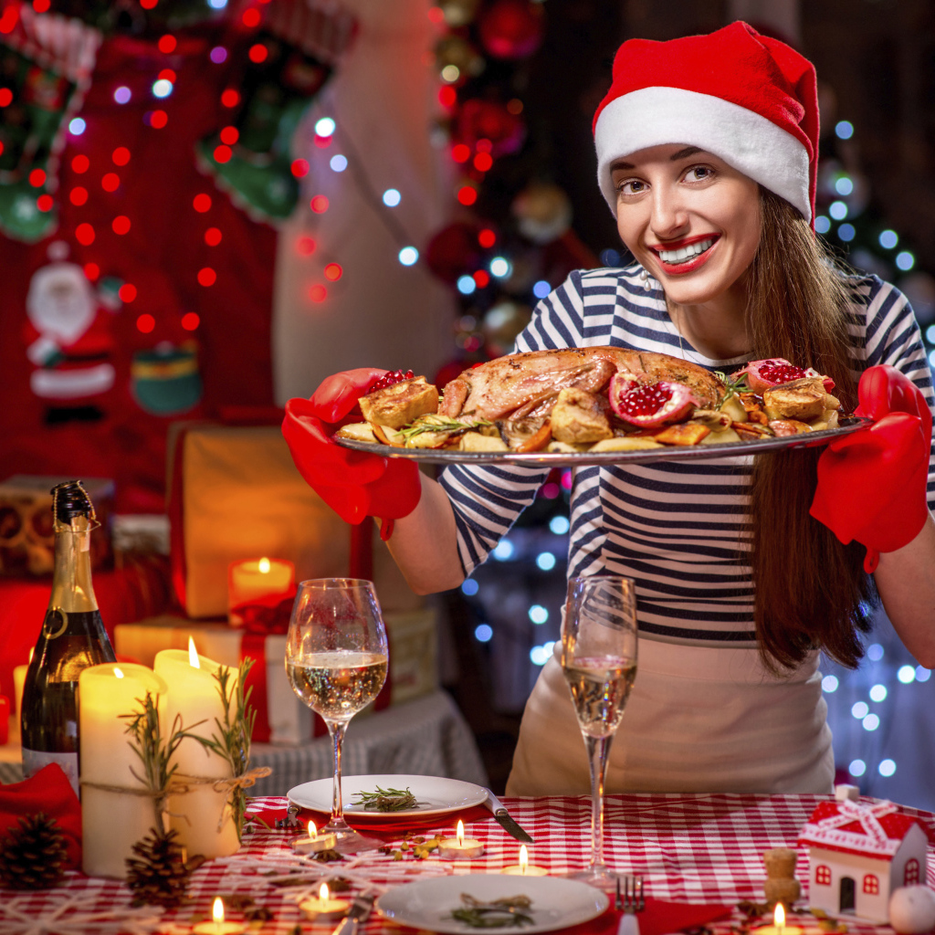 Девушка в костюме готовит угощения на новый год 