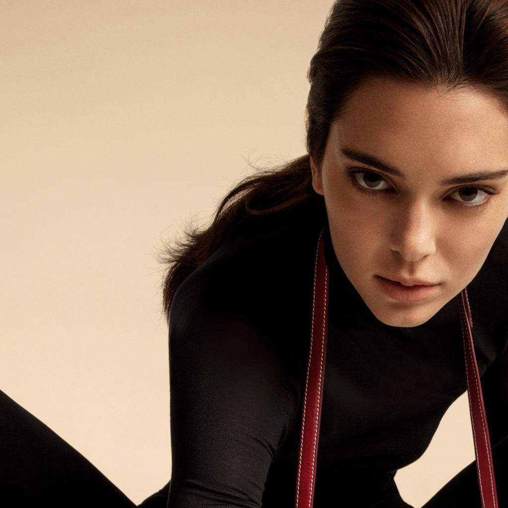 Американская супермодель Кендалл Дженнер в черном костюме