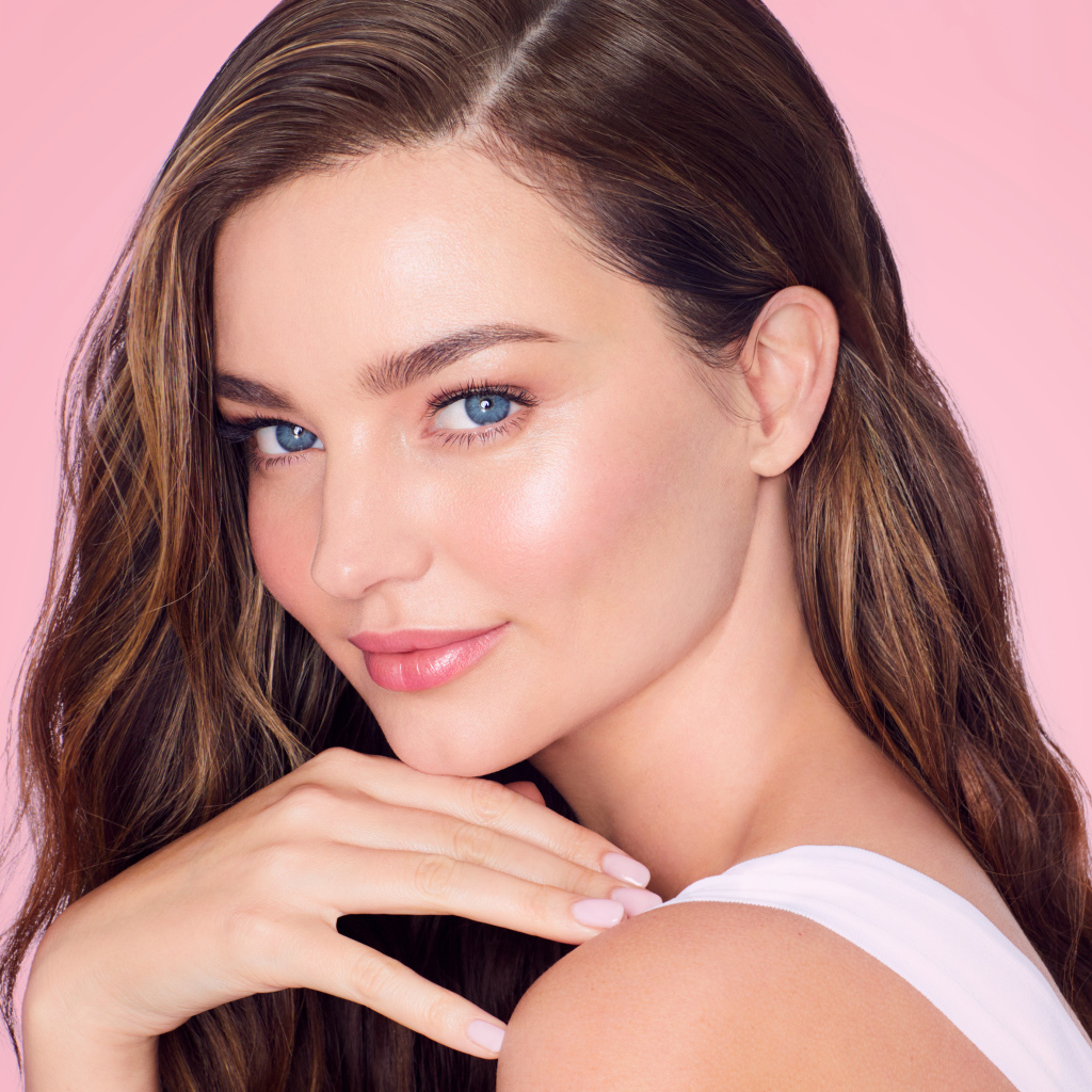 Австралийская модель Миранда Керр на розовом фоне