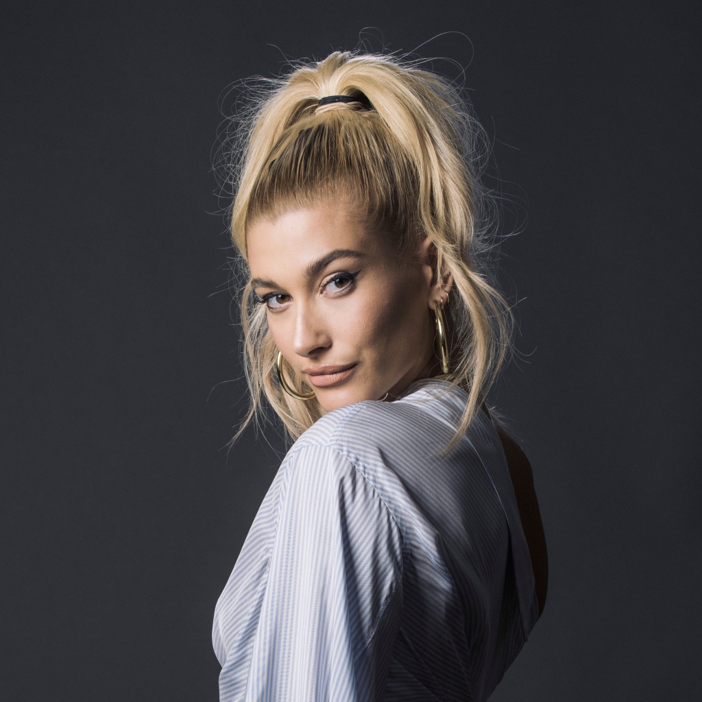 Красивая блондинка, американская модель Хейли Болдуин на сером фоне