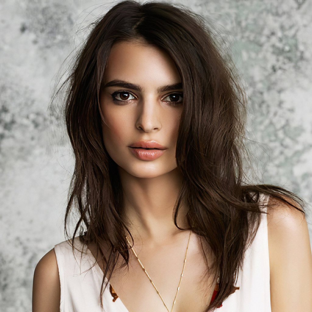 Красивая девушка модель Эмили Ратаковски на сером фоне