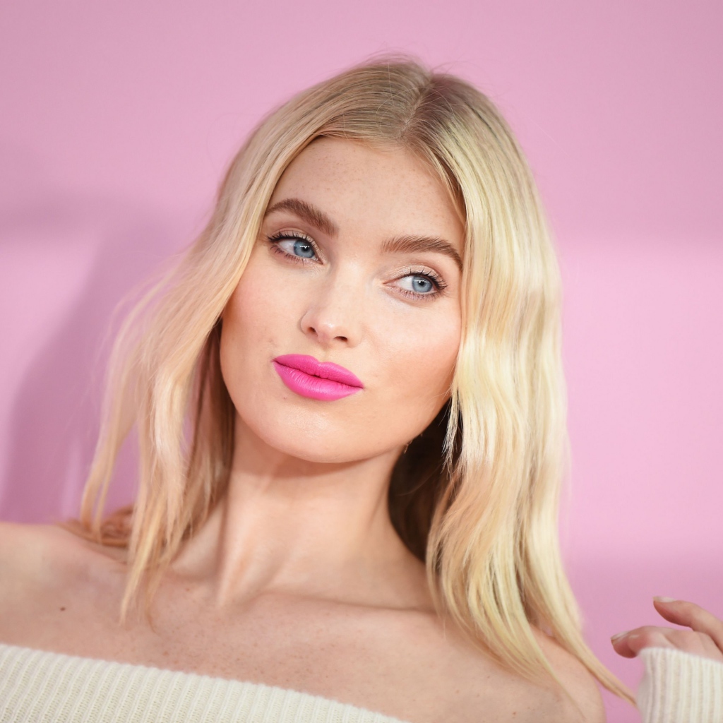 Красивая шведская топ модель Эльза Хоск на розовом фоне