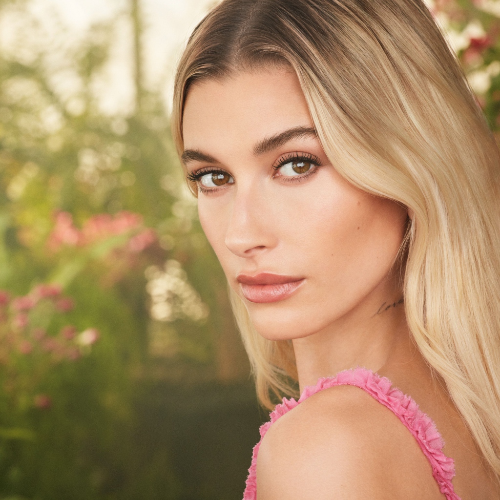 Милая кареглазая девушка модель Хейли Болдуин