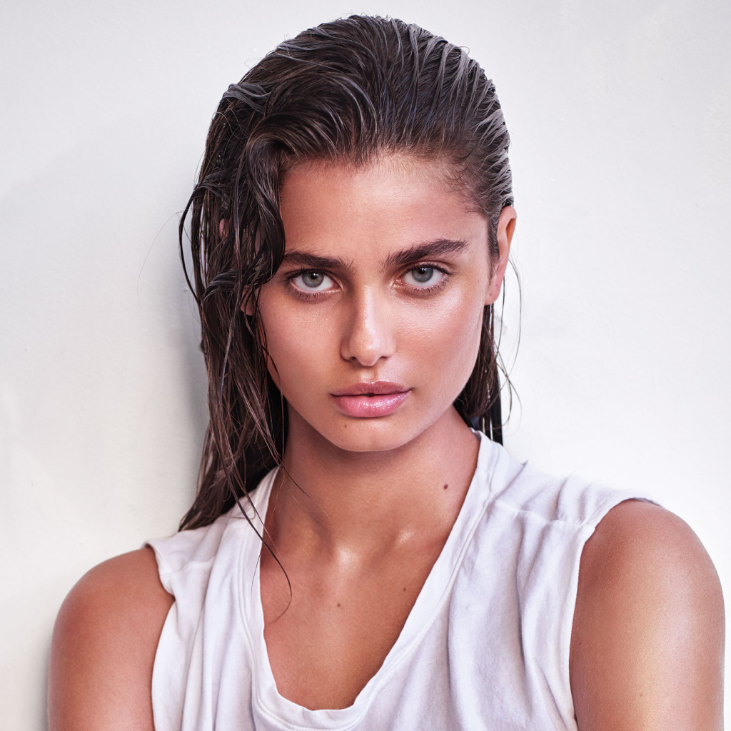 Девушка с мокрыми волосами,  модель Тейлор Хилл на белом фоне