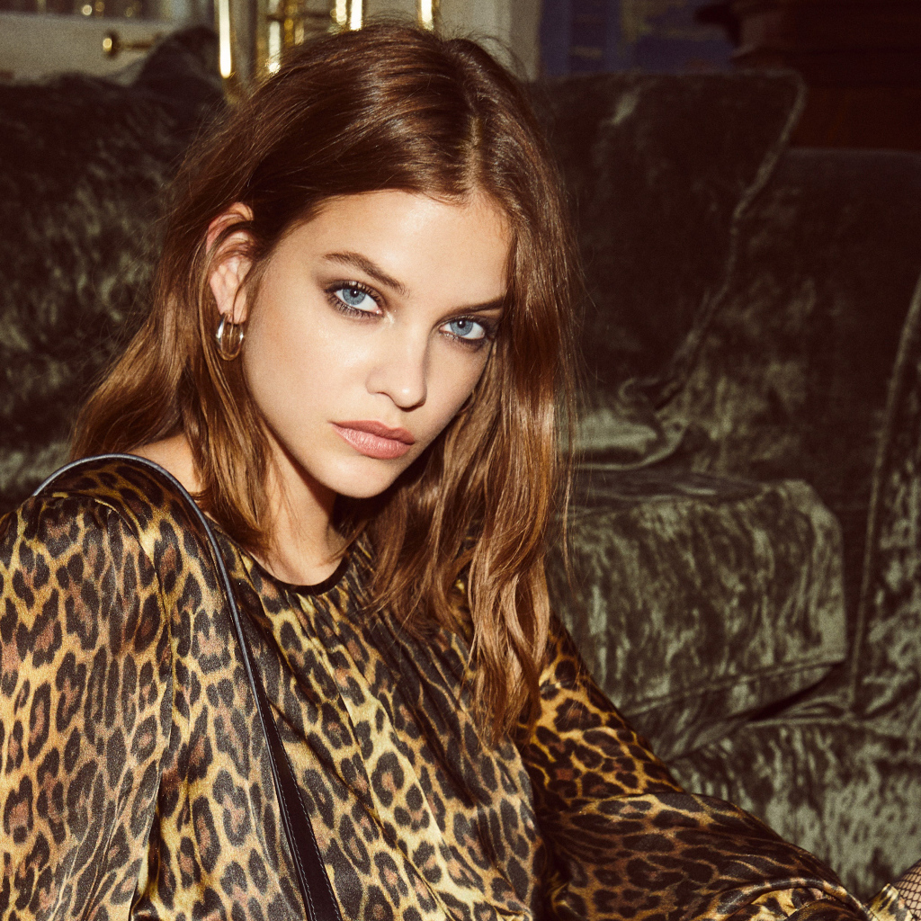 Модель Барбара Палвин в леопардовом платье у дивана
