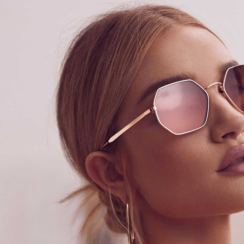 Модель Роузи Хантингтон-Уайтли в очках крупным планом