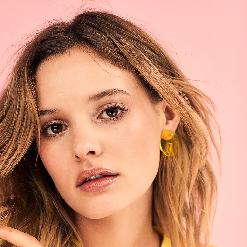 Модель Пейдж Рейфлер на розовом фоне