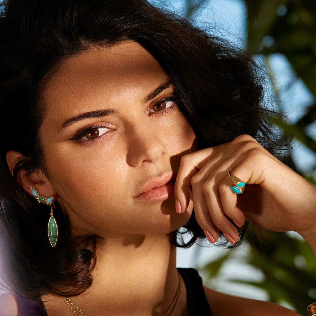 Кареглазая девушка с короткой стрижкой, актриса Кендалл Дженнер