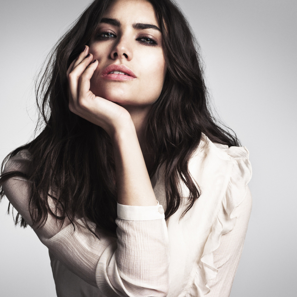 Южноафриканская модель Лорен Меллор на сером фоне