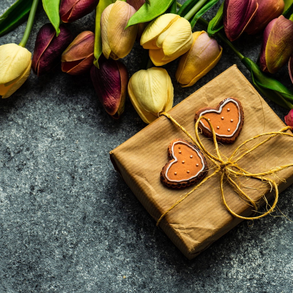 Подарок с букетом тюльпанов на сером столе