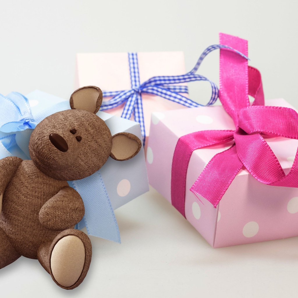 Подарки и медвежонок на белом фоне