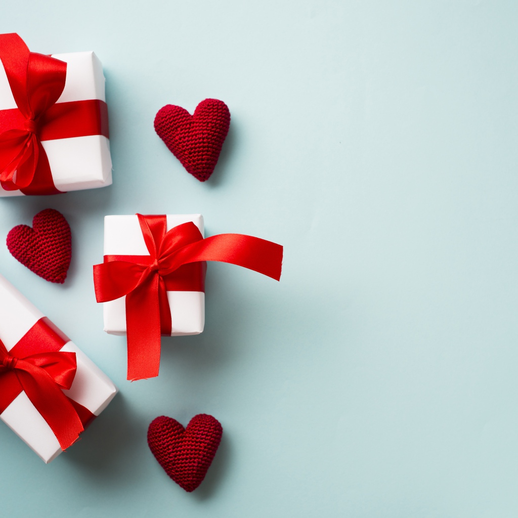 Подарки с красными сердечками на голубом фоне