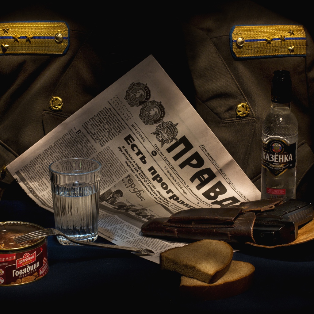 Тушенка, газета, водка, пистолет и военная форма на День Защитника Отечества