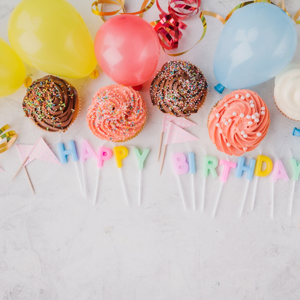 Шарики, сладости и свечи на День рождения 