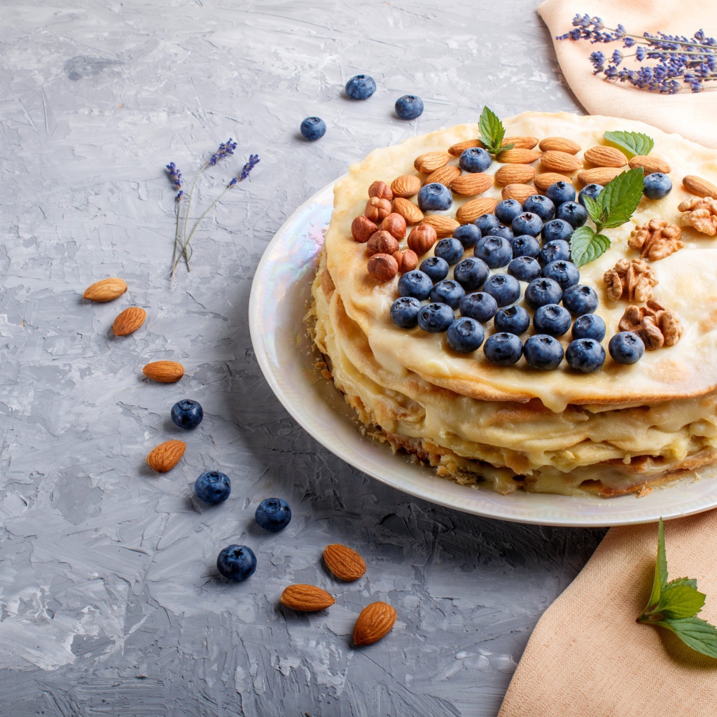 Торт из блинов с орехами и ягодами черники на Масленицу 2020