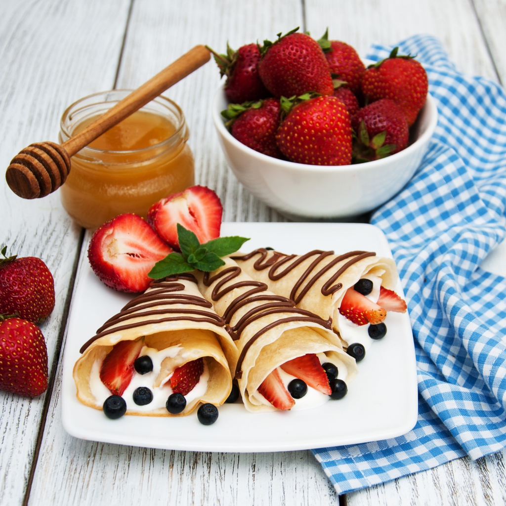 Блины со сметаной, ягодами черники и клубники на Масленицу