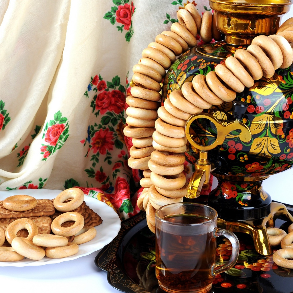 Самовар на столе с баранками и печеньем  на праздник Масленица 2020