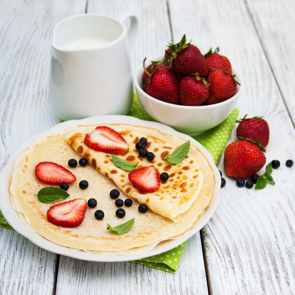 Тонкие блины с ягодами черники и клубники на праздник Масленица 2020