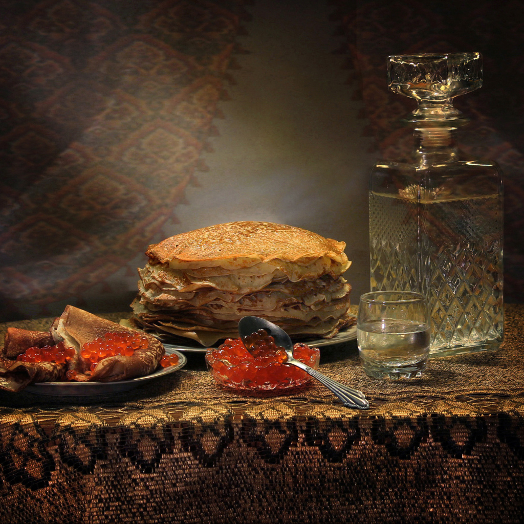 Водка и блины с красной икрой угощение на Масленицу 2020 