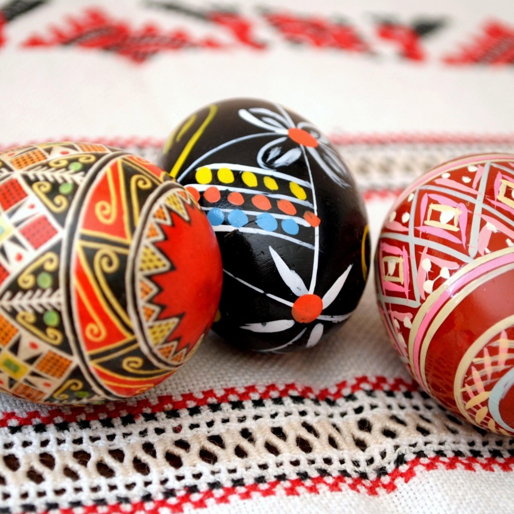 Красивые расписанные яйца на полотенце на Светлое Христово Воскресенье